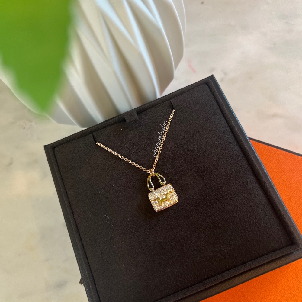 Brand New! 💛 Hermès Amulettes Constance pendant Necklace 18K rose gold diamond